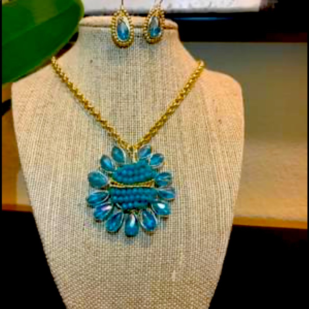 Necklace and earring set. Flower